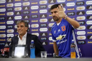 El Fantasista posó con la camiseta de Universidad de Chile en su presentación como nuevo jugador azul.