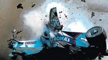 <b>ESCALOFRIANTE ACCIDENTE. </b>Kubica perdió el control de su BMW a 280 km/h y se golpeó contra las protecciones de un circuito que recibirá mejoras en el futuro.