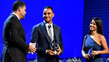 Keylor, recibiendo el premio a mejor portero en la gala de la UEFA.