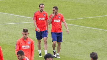 Godín, centro de todas las miradas en el entrenamiento