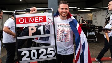 Oliver Rowland celebra su título de Fórmula E en Berlín.
