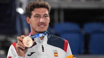 El tenista español Pablo Carreño posa con la medalla de bronce en tenis individual masculino de los Juegos Olímpicos de Tokio.