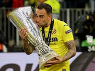GDANSK, POLAND - MAY 26: Paco Alcacer of Villarreal CF kisses the UEFA Europa League Trophy following victory in the UEFA Europa League Final between Villarreal CF and Manchester United at Gdansk Arena on May 26, 2021 in Gdansk, Poland. (Photo by Boris Streubel - UEFA/UEFA via Getty Images)
