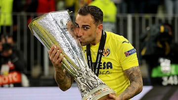 GDANSK, POLAND - MAY 26: Paco Alcacer of Villarreal CF kisses the UEFA Europa League Trophy following victory in the UEFA Europa League Final between Villarreal CF and Manchester United at Gdansk Arena on May 26, 2021 in Gdansk, Poland. (Photo by Boris Streubel - UEFA/UEFA via Getty Images)