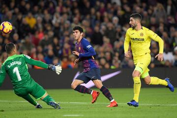 El jugador del Barcelona Aleñá marca el 2-0 al Villarreal. 