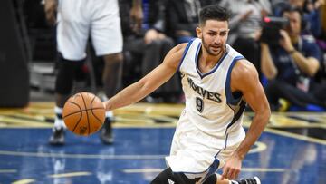 MSP01. MINNEAPOLIS (EE.UU.), 19/10/2016.- Ricky Rubio de Timberwolves en acci&oacute;n ante Grizzlies hoy, mi&eacute;rcoles 19 de octubre de 2016, durante un juego entre Memphis Grizzlies y Minnesota Timberwolves de la NBA que se disputa en el Target Center en Minneapolis, Minnesota (Estados Unidos). EFE/CRAIG LASSIG