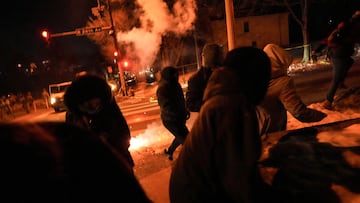Los manifestantes reaccionan después de que las fuerzas del orden utilizaran munición y gas lacrimógeno contra ellos, en un momento de creciente tensión tras el tiroteo en el que se vieron involucrados agentes federales, en el norte de Minneapolis, Minnesota, Estados Unidos, el 14 de enero de 2026.