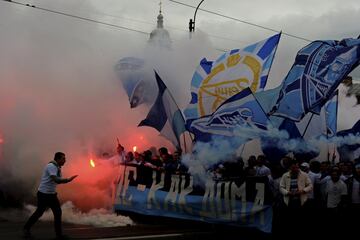 Ultras del Zenit de San Petesburgo, uno de los grupos más violentos y radicales, hicieron público un manifiesto contra los futbolistas negros y homosexuales: "No somos racistas, pero la ausencia de jugadores negros es una importante tradición que refuerza la identidad del club" rezaba el documento. De ideología Nazi han llegado a ataviarse con capuchas del Ku Klux Klan y mensajes de "100% blancos".