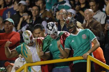 MEX60. SAN LUIS POTOSÍ (MÉXICO), 06/10/2017.- Aficionados mexicanos animan a la selección mexicana hoy, viernes 06 de octubre de 2017, antes del partido ante Trinidad y Tobago hoy, viernes 6 de octubre de 2017, por las eliminatorias de la Concacaf al Mundial de Rusia 2018, disputado entre México y Trinidad y Tobago en el estadio Alfonso Lastras de la ciudad de San Luis Potosí (México). EFE/José Méndez

