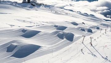 Un snowpark perfecto, un paraíso del snowboard, con la nieve recién pisada, en la estación de esquí de Laax (Suiza), en febrero del 2021.
