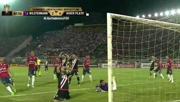 El increíble gol que se perdió Scocco ante Raúl Olivares