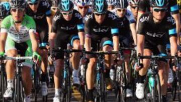 Froome y Wiggins, en el centro del pelotón durante el Tour de Omán.
