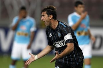 Racing le gana 2-0 sobre el final a Sporting en Lima