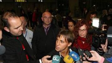 <b>EL ENANO YA ESTÁ AQUÍ, EN MÁLAGA. </b>Imagen de la llegada ayer del argentino Diego Buonantte, el fichaje mas caro en la historia del club costasoleño.