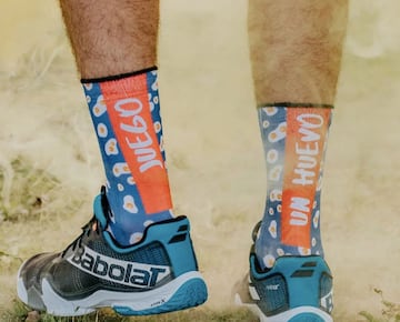 Un jugador de pádel con unos calcetines personalizados.