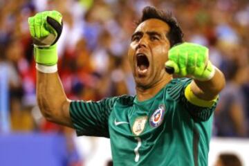 El arquero de la seleccion chilena Claudio Bravo celebra el titulo de la Copa America Centenario tras la victoria contra Argentina en el estadio Met Life de Nueva Jersey, Estados Unidos.