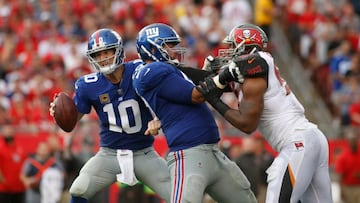 TAMPA, FL - OCTOBER 1: quarterback Eli Manning #10 of the New York Giants gets some help from offensive guard Justin Pugh #67 while getting pressure from defensive end William Gholston #92 of the Tampa Bay Buccaneers during the second quarter of an NFL football game on October 1, 2017 at Raymond James Stadium in Tampa, Florida. Brian Blanco/Getty Images/AFP
== FOR NEWSPAPERS, INTERNET, TELCOS & TELEVISION USE ONLY ==