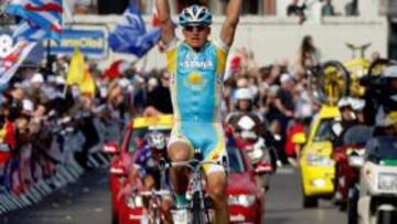 <b>CINCO AÑOS DESPUÉS. </b>Vinokourov entra victorioso en la meta de Ans. El kazajo, ganador de esta clásica en 2005, vuelve por sus fueros.