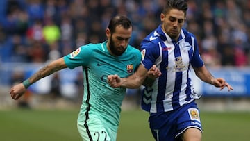 Rubén Sobrino y Aleix Vidal durante un partido de LaLiga entre el Barcelona y el Alavés