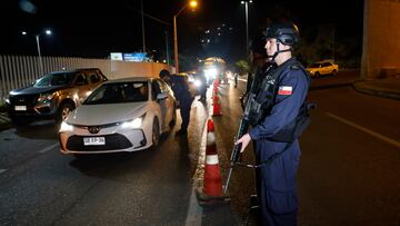 Vina Del Mar, 5 de febrero de 2024.
Personal de la Armada realizan controles a vehiculos que circulan entre Vina del Mar y Quilpue durante el toque de queda decretado en las zonas afectadas por los incendios en la region de Valparaiso.
Raul Zamora/Aton Chile