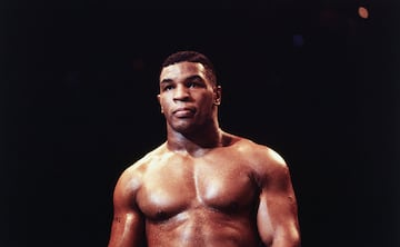 Mike Tyson, joven y pensativo, antes de una pelea.