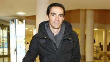 <b>EN PALMA. </b>Alberto Contador, a su llegada al hotel, donde coincidió con Gárate y Luis León.