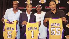 Lamar Odom y Caron Butler, durante su presentaci&oacute;n en los Lakers junto a Kobe y Brian Grant.