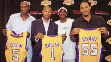 Lamar Odom y Caron Butler, durante su presentaci&oacute;n en los Lakers junto a Kobe y Brian Grant.