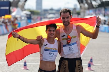 La atleta española María Pérez posa junto a Álvaro Martín tras ganar el oro en maratón mixto de marcha de los Juegos Olímpicos de París 2024. 07/08/2024