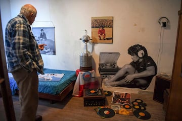 Visitamos la casa en la que vivió el astro argentino durante su etapa como futbolista del Argentinos Juniors (1978-1980) en el barrio de La Paternal en Buenos Aires. La vivienda se ha convertido en un curioso museo. En la foto, Alberto Pérez, director del Argentinos Juniors y dueño de la casa-museo.  