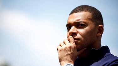Clairefontaine-en-yvelines (France), 03/06/2024.- French soccer player Kylian Mbappe listens to French President Emmanuel Macron as he arrives for a lunch at their training camp ahead of the UEFA Euro 2024, in Clairefontaine-en-Yvelines, France, 03 June 2024. (Francia) EFE/EPA/SARAH MEYSSONNIER / POOL MAXPPP OUT