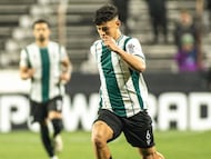 Thiago Espinosa, nuevo refuerzo del América, durante un partido de su exequipo.