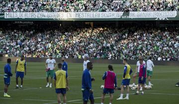 La primera plantilla del Real Betis se entrenó este martes por la tarde ante unos 10.000 aficionados verdiblancos, que apoyaron al equipo horas antes de que viajar a Valencia para jugar la vuelta de la semifinal de la Copa del Rey.