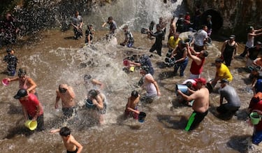 ¿Por qué en México es costumbre “mojarse” en Sábado de Gloria?: Origen y significado 