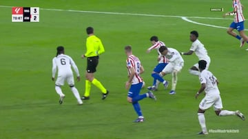 La entrada de Valverde a Baena que supuso la expulsión para el uruguayo en el minuto 77 del derbi que enfrenta a Real Madrid y Atlético en la jornada 29 de LaLiga EA Sports.