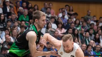 GRAF4264. BADALONA (ESPACIO), 23/04/2023.- El jugador del Real Madrid Musa (d) en acción ante Brodziansky del Club Joventut Badalona hoy, durante un partido de la Liga Endesa 2022-2023, en Badalona (España). EFE/ Marta Pérez