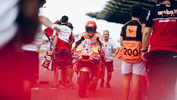 Marc Márquez, con la Honda en la parrilla del GP de Malasia en Sepang.
