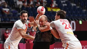 Viran Morros, junto a Ra&uacute;l Entrerr&iacute;os en una acci&oacute;n del partido contra Alemania.