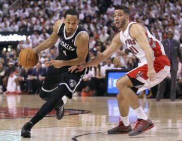 Shaun Livingston de los Brooklyn Nets ante Greivis Vasquez de los Toronto Raptors.