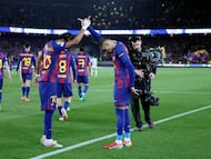 Soccer Football - UEFA Champions League - Round of 16 - Second Leg - FC Barcelona v Newcastle United - Spotify Camp Nou, Barcelona, Spain - March 18, 2026 FC Barcelona's Raphinha celebrates scoring their seventh goal with Lamine Yamal REUTERS/Nacho Doce