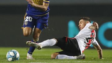 Boca Juniors' Juan Ramirez (L) and River Plate's Gonzalo Montiel vie for the ball during their Copa Argentina round before quarterfinals footballl match at Ciudad de La Plata stadium, in La Plata, Buenos Aires province, Argentina, on August 4, 2021. (Photo by AGUSTIN MARCARIAN / POOL / AFP)