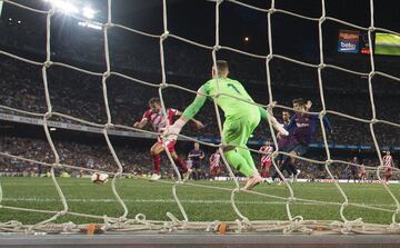 Fallo clamoroso de Piqué al dejar controlar el balón a Stuani dentro del área en lo que sería el 1-1.