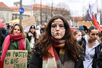 Un grupo de mujeres asiste a una manifestación para conmemorar el Día Internacional de la Mujer bajo el lema "juntas somos poderosas", en el Invalidenpark, en Berlín, Alemania.