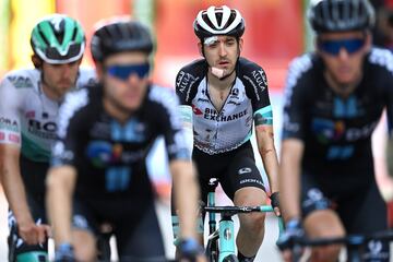 Mikel Nieve con la secuelas de la caída durante la etapa.