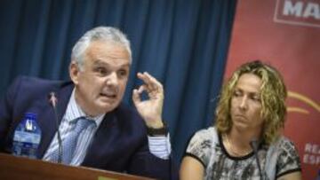 El presidente de la Real Federación Española de Tenis (RFET) José Luis Escañuela y la capitana del equipo de Copa Davis, Gala León.