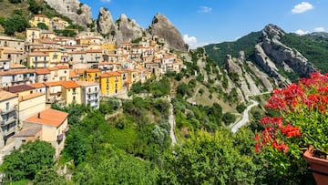 This small town in Italy is trying to attract Americans upset with Donald Trump¡¯s victory by selling homes that need renovations for $1.