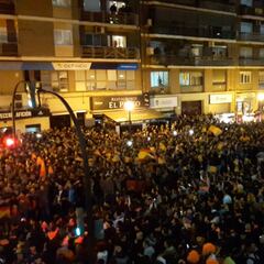Impresionante ambientazo en Valencia: el bus no podía ni pasar