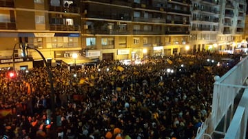 Impresionante ambientazo en Valencia: el bus no podía ni pasar