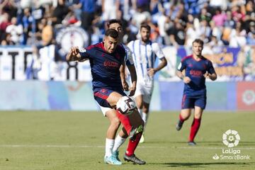 Álvaro Rodríguez creyó en la remontada ante el Leganés. El lateral condujo un balón desde campo propio hasta la frontal, para terminar asistiendo con un precioso pase entre líneas hacia el área, con destino Dubasin. El ariete lo aprovechó para poner el empate momentáneo. Segunda asistencia para el fuenlabreño, que hasta el momento lo ha jugado todo.