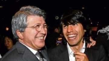 <b>SONRIENTES. </b>Cerezo y Agüero se mostraron así de sonrientes en la comida rojiblanca de ayer.